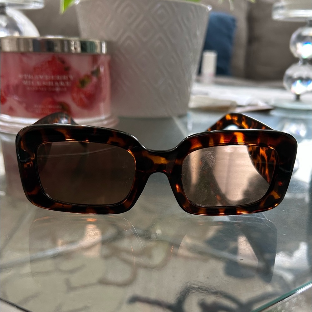 Tortoise Shell Square Sunglasses - Picture 6 of 6